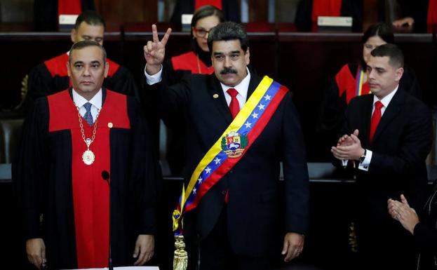 Nicolás Maduro, investido con la banda presidencial, saluda a los asistentes al acto en el Tribunal Supremo.