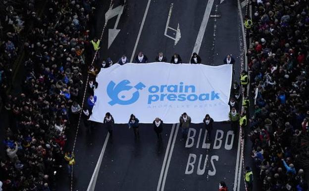 La marcha pide también el fin de la dispersión de los presos de ETA.