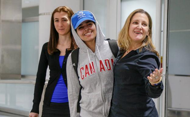 Rahaf Mohammed al-Qunun (C), acompañada por la Ministra de Relaciones Exteriores de Canadá, Chrystia Freeland (D) y la consejera general de la agencia de servicios para refugiados COSTI, Saba Abbas (I).