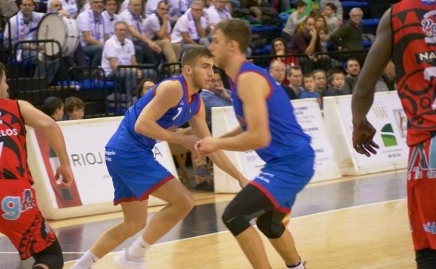 Dos jugadores del Clavijo, en el partido. 