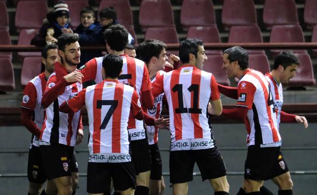 Los jugadores de la UDL festejan el tanto de la victoria. 