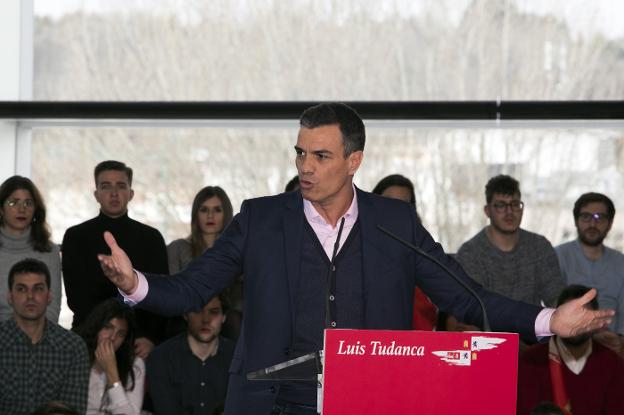 Sánchez participó ayer en Burgos en la presentación del candidato autonómico del PSOE en Castilla y León, Luis Tudanca. :: e. p.