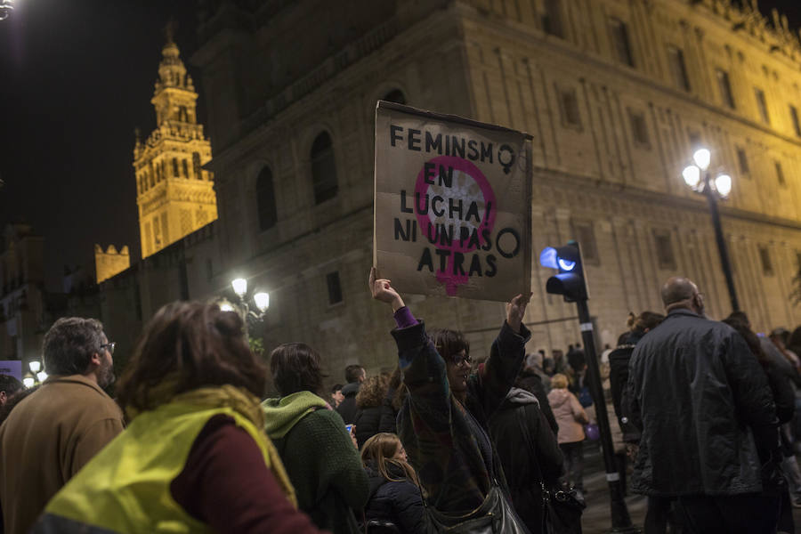Las feministas lanzaron este martes una amplia movilización en toda España en contra del partido ultraderechista Vox, que causó indignación al denunciar la ley de violencia de género, hasta ahora apoyada de forma unánime por la clase política.