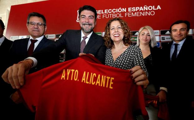 Emoción en Alicante para recibir el encuentro entre España y Estados Unidos. 