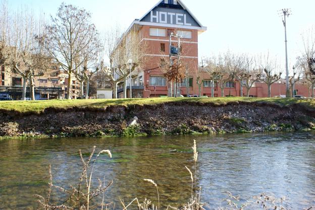 Zona de la orilla derecha del río Najerilla en su tramo urbano de Nájera, dañada por las últimas crecidas de la pasada primavera. :: 