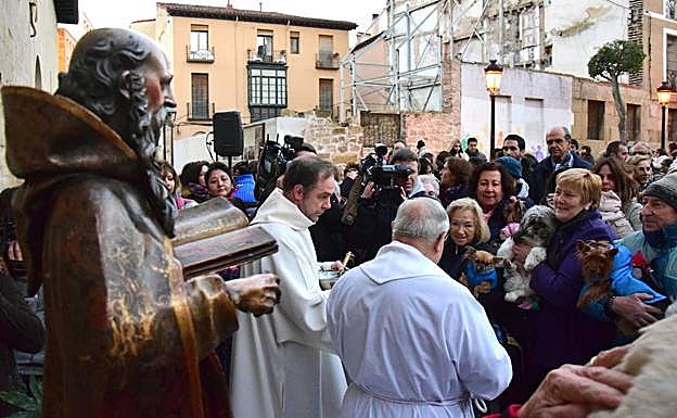 Bendición de los animales por San Antón, en la Plaza de San Bartolomé, el año pasado. 