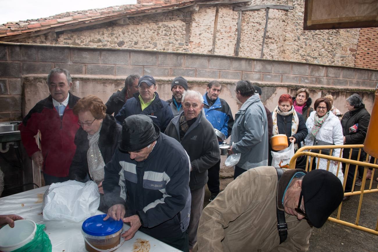 En Ojacastro, la tradición volvió a cumplirse... con mucho gusto. Cientos de personas acudieron en la localidad riojalteña a por las 'habas de San Antón que con mucho trabajo y esmero prepara cada año la cofradía advocada al santo. 