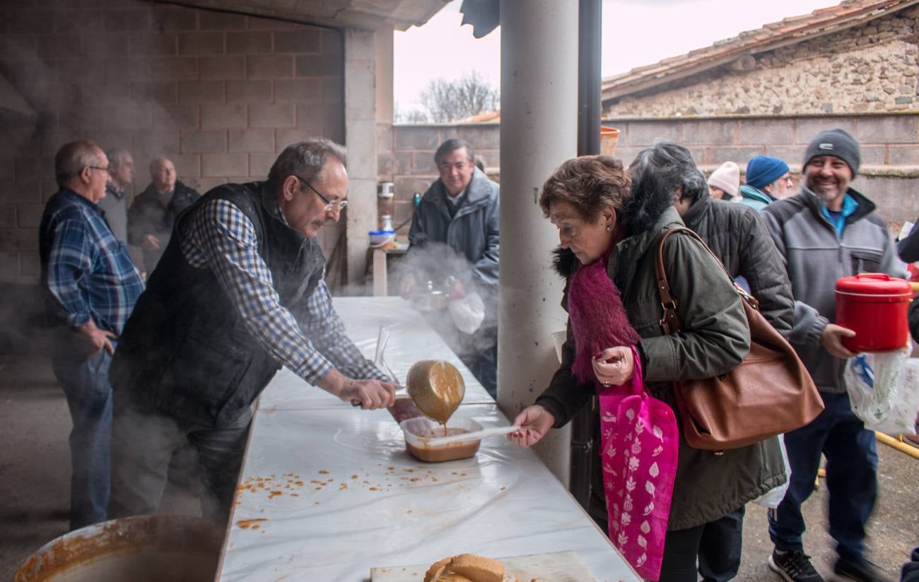 En Ojacastro, la tradición volvió a cumplirse... con mucho gusto. Cientos de personas acudieron en la localidad riojalteña a por las 'habas de San Antón que con mucho trabajo y esmero prepara cada año la cofradía advocada al santo. 