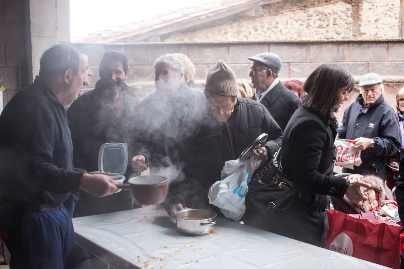 En Ojacastro, la tradición volvió a cumplirse... con mucho gusto. Cientos de personas acudieron en la localidad riojalteña a por las 'habas de San Antón que con mucho trabajo y esmero prepara cada año la cofradía advocada al santo. 