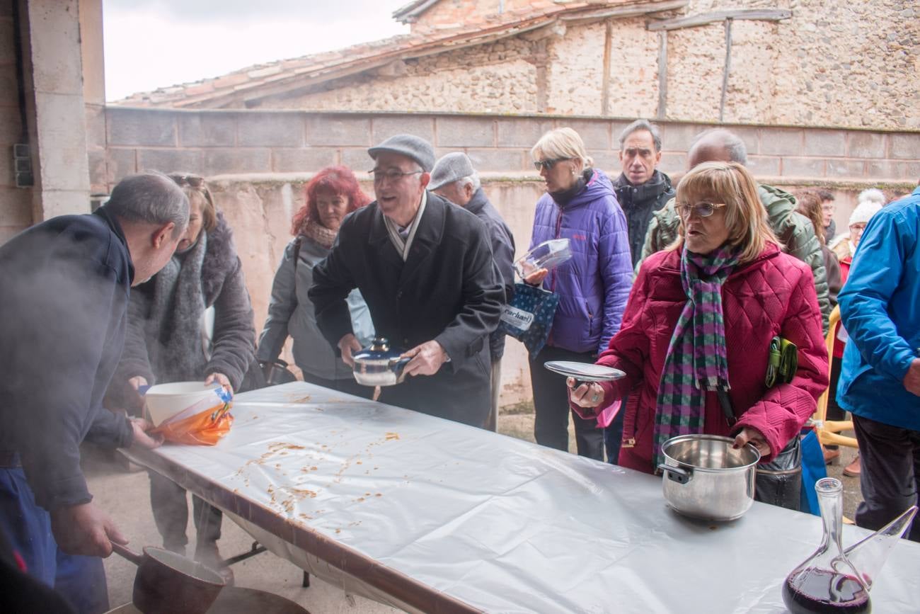 En Ojacastro, la tradición volvió a cumplirse... con mucho gusto. Cientos de personas acudieron en la localidad riojalteña a por las 'habas de San Antón que con mucho trabajo y esmero prepara cada año la cofradía advocada al santo. 