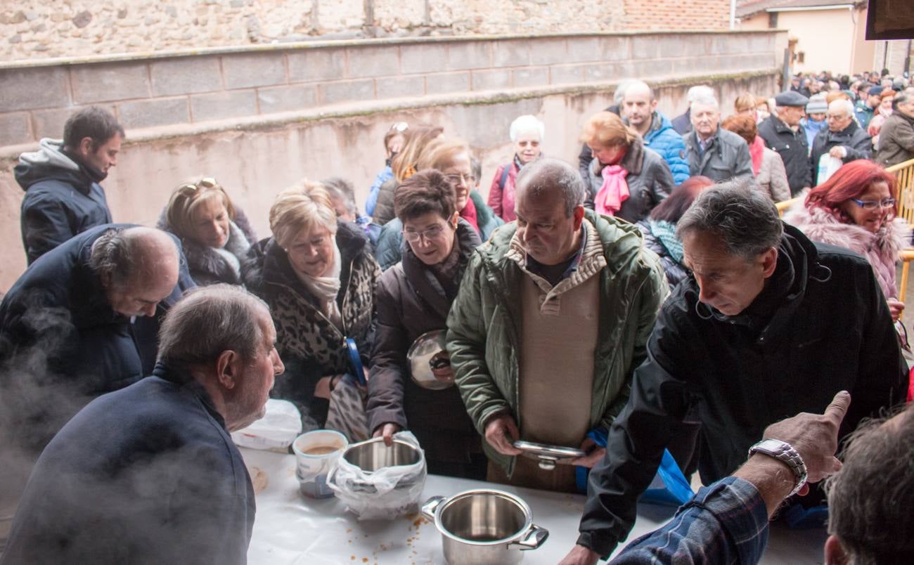 En Ojacastro, la tradición volvió a cumplirse... con mucho gusto. Cientos de personas acudieron en la localidad riojalteña a por las 'habas de San Antón que con mucho trabajo y esmero prepara cada año la cofradía advocada al santo. 