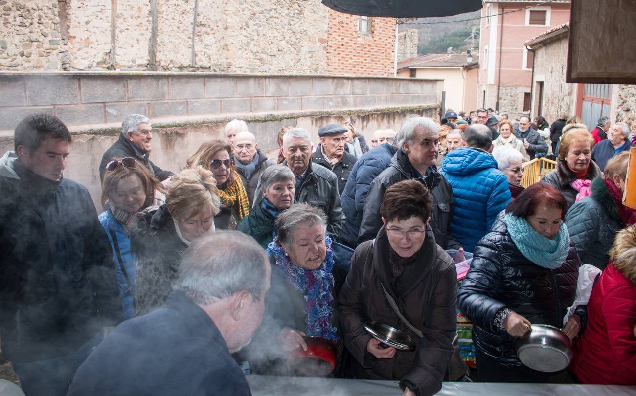 En Ojacastro, la tradición volvió a cumplirse... con mucho gusto. Cientos de personas acudieron en la localidad riojalteña a por las 'habas de San Antón que con mucho trabajo y esmero prepara cada año la cofradía advocada al santo. 