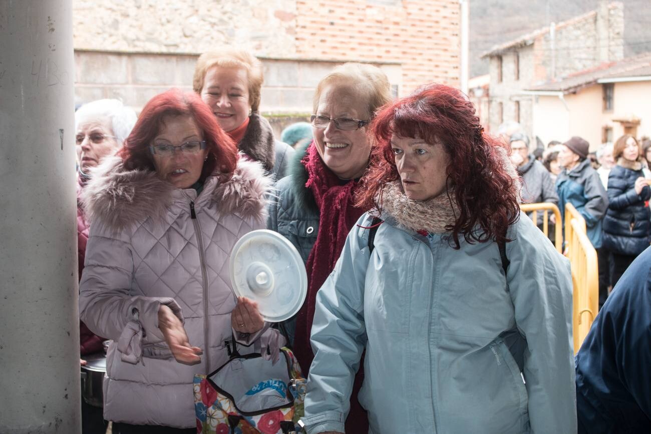 En Ojacastro, la tradición volvió a cumplirse... con mucho gusto. Cientos de personas acudieron en la localidad riojalteña a por las 'habas de San Antón que con mucho trabajo y esmero prepara cada año la cofradía advocada al santo. 