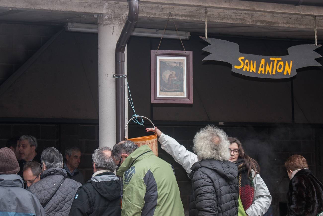 En Ojacastro, la tradición volvió a cumplirse... con mucho gusto. Cientos de personas acudieron en la localidad riojalteña a por las 'habas de San Antón que con mucho trabajo y esmero prepara cada año la cofradía advocada al santo. 