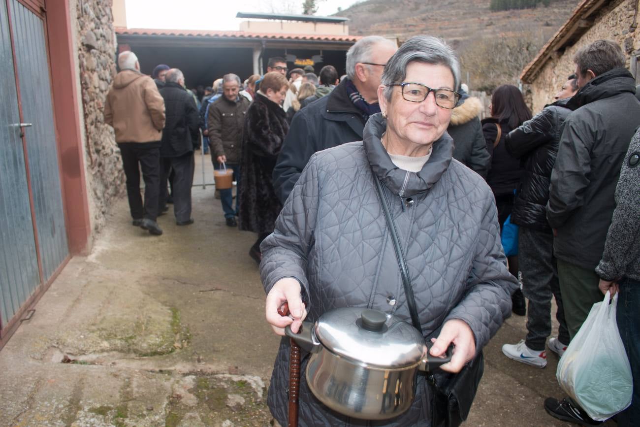 En Ojacastro, la tradición volvió a cumplirse... con mucho gusto. Cientos de personas acudieron en la localidad riojalteña a por las 'habas de San Antón que con mucho trabajo y esmero prepara cada año la cofradía advocada al santo. 