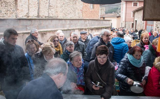 Reparto de las populares 'habas de San Antón' de Ojacastro. 