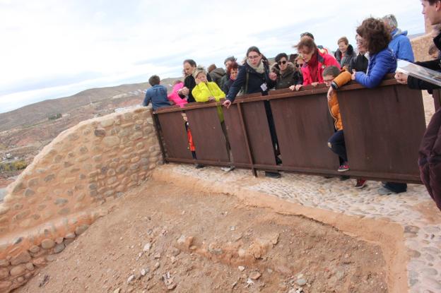 Un grupo de visitantes observa la zona de una de las torres del castillo milenario arnedano. :: E.p.