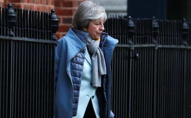 La primera ministra británica, Theresa May, abandona Downing Street.