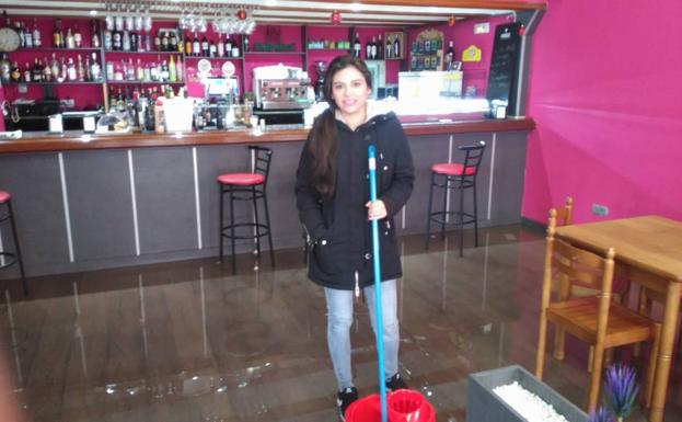 Marina Saucedo, ayer en su bar, La Cometa, anegado otra vez