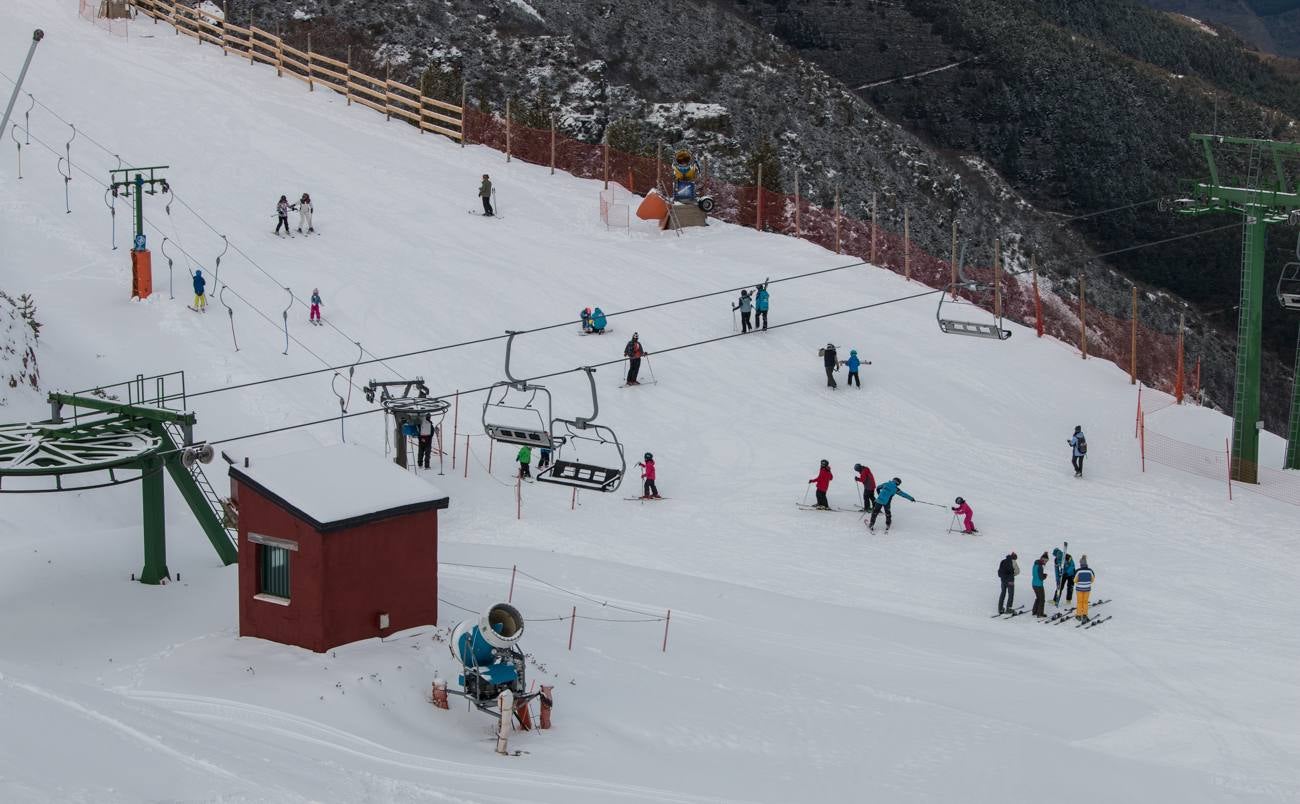 La estación riojana de esquí de Valdezcaray ha abierto sus instalaciones para uso deportivo, con 2,5 kilómetros de pistas aptos para el esquí.