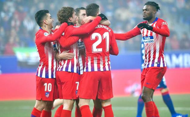 El conjunto rojiblanco unido en la celebración de uno de los goles ante el Huesca. 