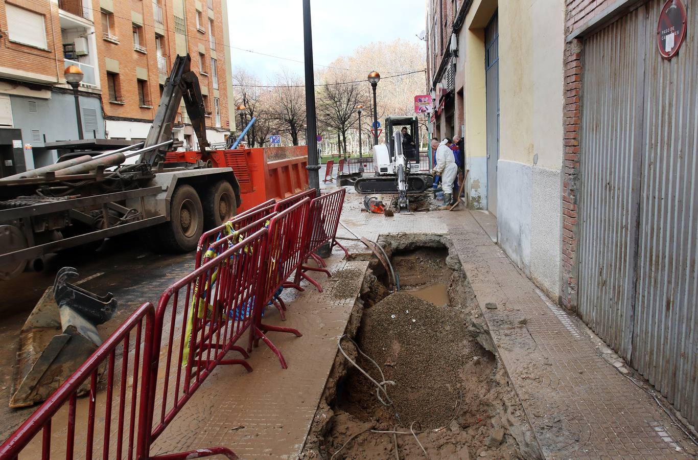 La rotura de una tubería en la calle Valcuerna de Logroño provocó numerosos desperfectos.