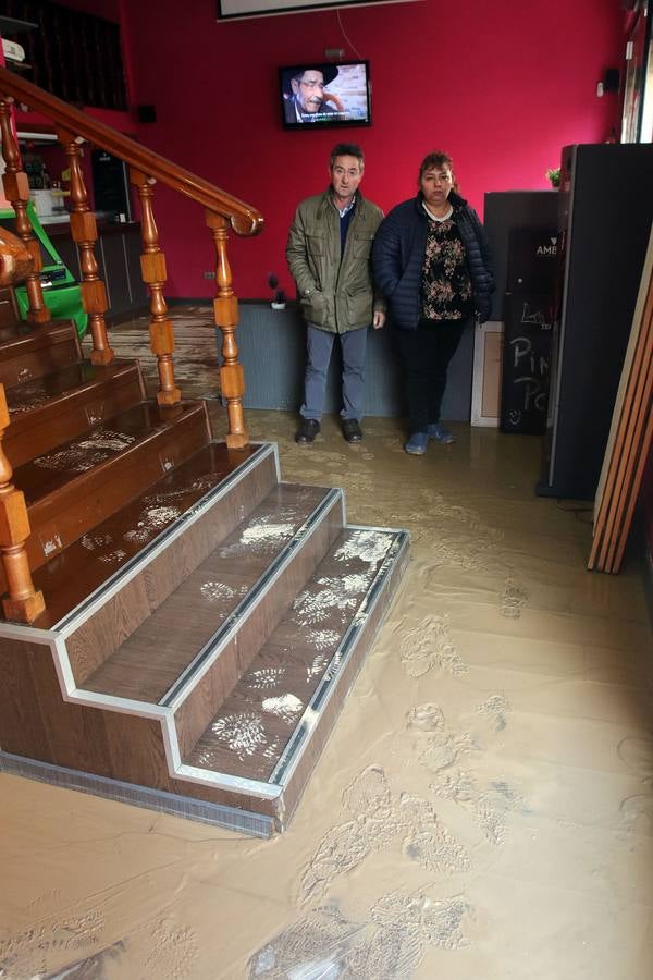 La rotura de una tubería en la calle Valcuerna de Logroño provocó numerosos desperfectos.