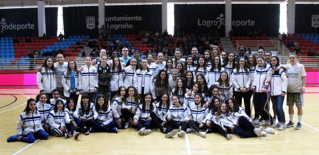 Las jugadoras del Campus Promete aprovecharon el descanso para hacerse una foto de familia con la cantera. 