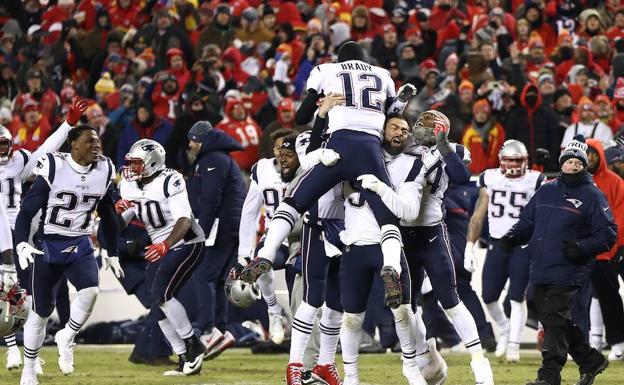 Tom Brady, felicitado por sus compañeros. 