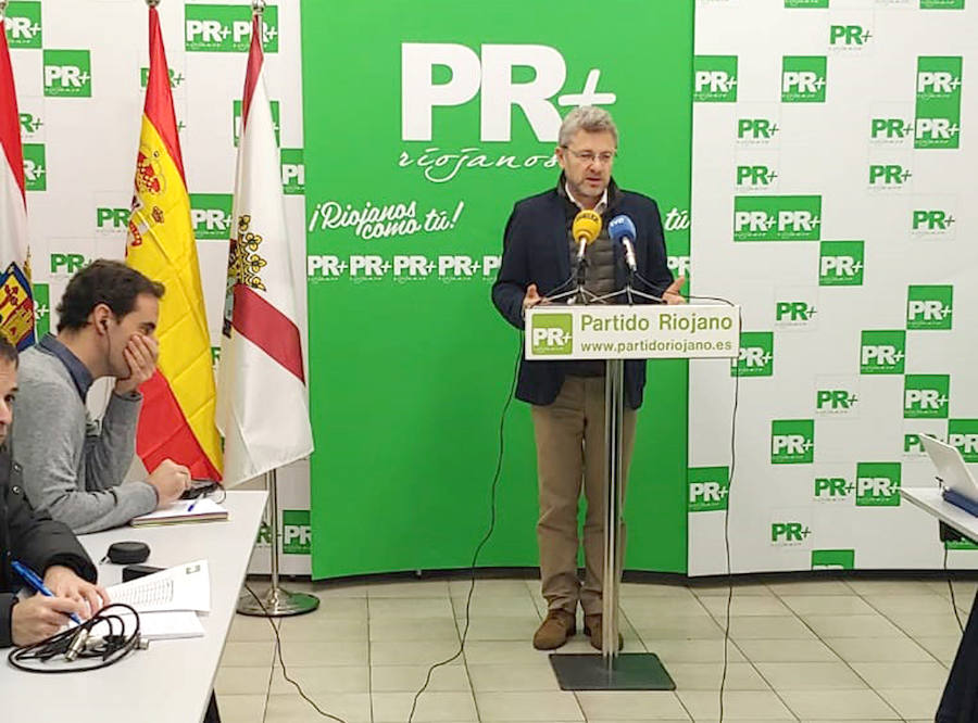 Julio Revuelta ofrece una rueda de prensa para demandar el importe en concepto de deuda por el efecto frontera. 