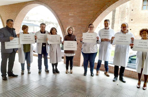 Los facultativos del centro de salud de Alfaro protestan por la falta de recursos. 
