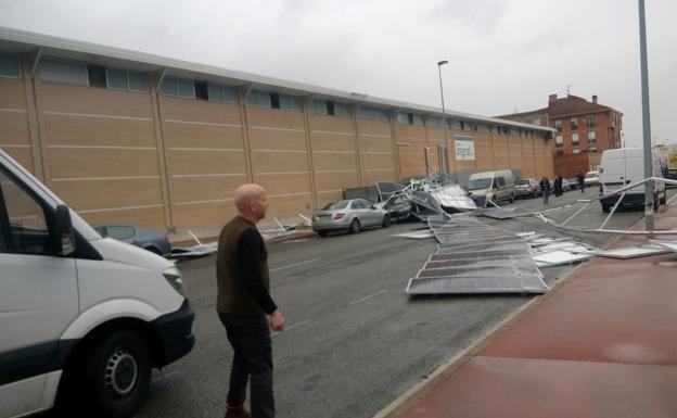 Los paneles solares, por el suelo en Oyón. 