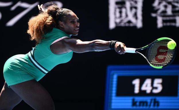 Serena Williams trata de devolver una bola durante el partido ante Karolina Pliskova. 