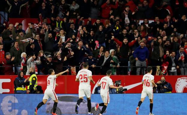 Los jugadores del Sevilla celebran el primer gol de Sarabia. 