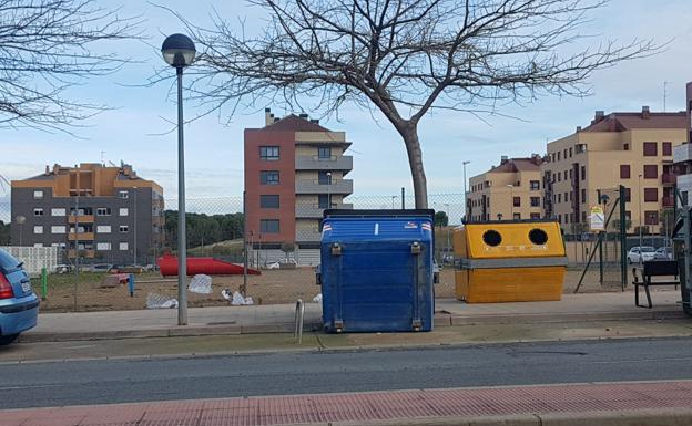 Los contenedores se desplazaron por el viento en Valdegastea. 