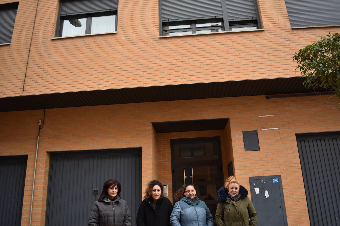 Cuatro de las afectadas, frente al bloque de viviendas