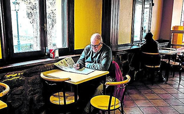 Chuchi Leza, vecino de Villoslada, rellena el crucigrama de Diario LA RIOJA en uno de los bares de la localidad.