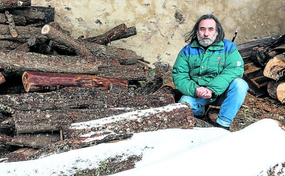 Roberto Pajares, 'El Pájaro', junto a la leña en la ermita de Lomos de Orios, donde vivie desde hace 32 años. 