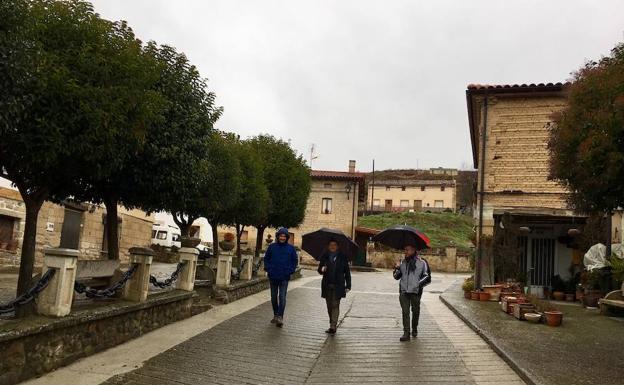 Cuevas durante su visita a Villalobar de Rioja