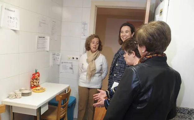 Gamarra, acompañada de la presidenta de Plena Inclusión La Rioja, Ana Revilla, escucha las explicaciones de Begoña Gómez en la cocina del piso que comparte con otras cuatro compañeras. 