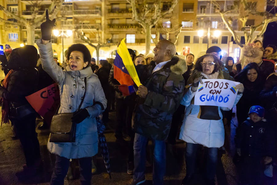 Alrededor de un centenar de venezolanos se concentraron el miércoles por la tarde «en favor de la democracia». El acto, organizado por Alma Venezuela y apoyado por Avelar, respondía a la convocatoria mundial de apoyo al diputado Juan Guaidó, nuevo líder de la oposición al «usurpador» Nicolás Maduro, denuncian