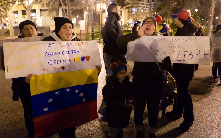 Alrededor de un centenar de venezolanos se concentraron el miércoles por la tarde «en favor de la democracia». El acto, organizado por Alma Venezuela y apoyado por Avelar, respondía a la convocatoria mundial de apoyo al diputado Juan Guaidó, nuevo líder de la oposición al «usurpador» Nicolás Maduro, denuncian