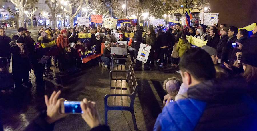 Alrededor de un centenar de venezolanos se concentraron el miércoles por la tarde «en favor de la democracia». El acto, organizado por Alma Venezuela y apoyado por Avelar, respondía a la convocatoria mundial de apoyo al diputado Juan Guaidó, nuevo líder de la oposición al «usurpador» Nicolás Maduro, denuncian