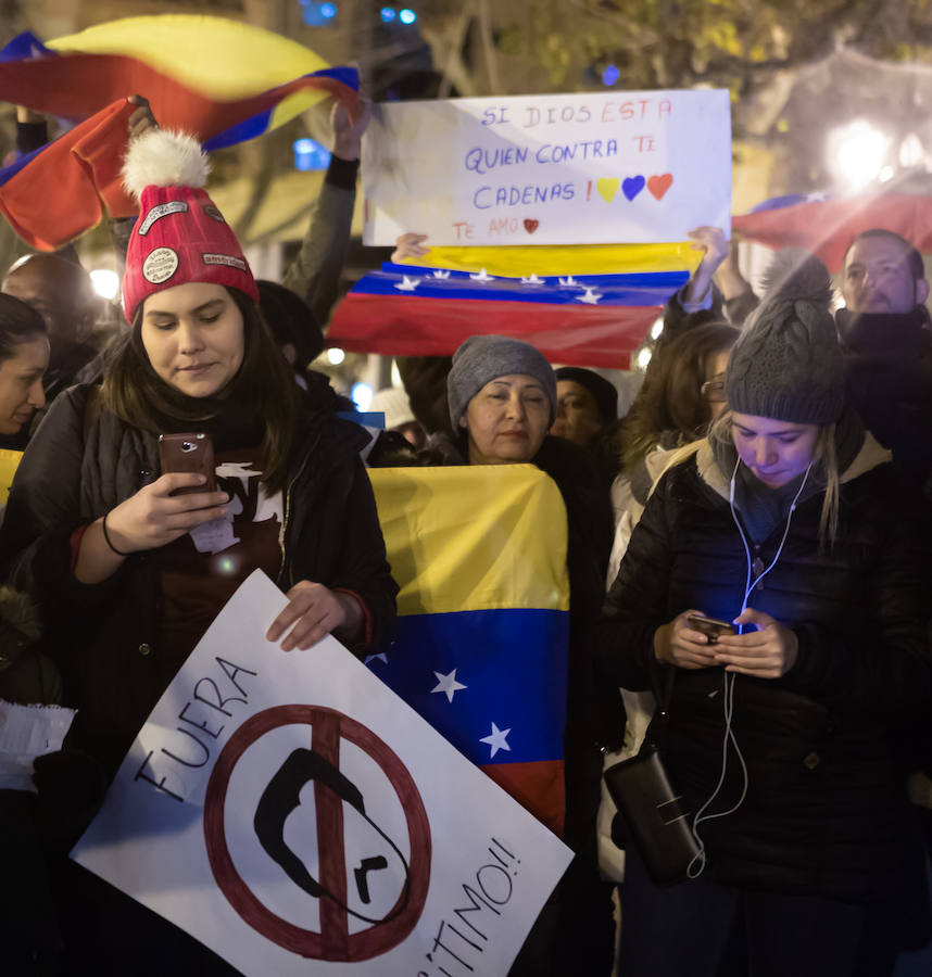 Alrededor de un centenar de venezolanos se concentraron el miércoles por la tarde «en favor de la democracia». El acto, organizado por Alma Venezuela y apoyado por Avelar, respondía a la convocatoria mundial de apoyo al diputado Juan Guaidó, nuevo líder de la oposición al «usurpador» Nicolás Maduro, denuncian