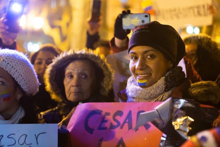 Alrededor de un centenar de venezolanos se concentraron el miércoles por la tarde «en favor de la democracia». El acto, organizado por Alma Venezuela y apoyado por Avelar, respondía a la convocatoria mundial de apoyo al diputado Juan Guaidó, nuevo líder de la oposición al «usurpador» Nicolás Maduro, denuncian