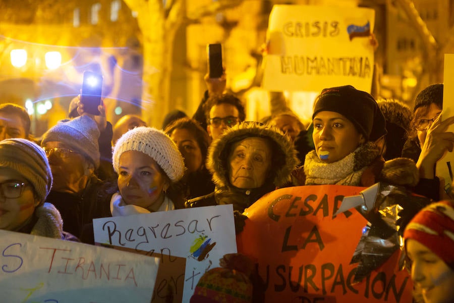 Alrededor de un centenar de venezolanos se concentraron el miércoles por la tarde «en favor de la democracia». El acto, organizado por Alma Venezuela y apoyado por Avelar, respondía a la convocatoria mundial de apoyo al diputado Juan Guaidó, nuevo líder de la oposición al «usurpador» Nicolás Maduro, denuncian