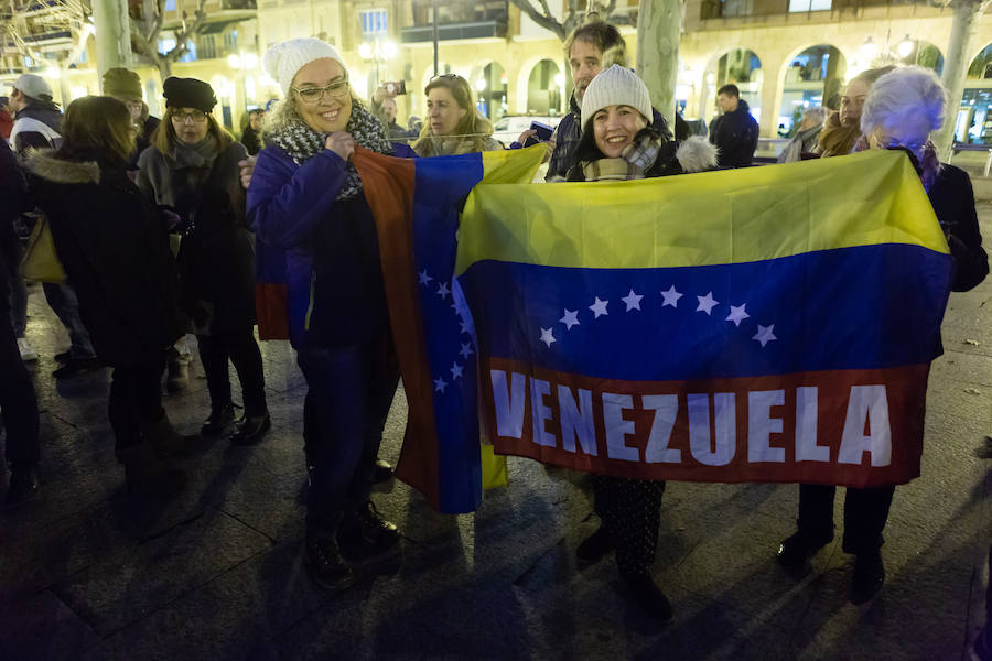 Alrededor de un centenar de venezolanos se concentraron el miércoles por la tarde «en favor de la democracia». El acto, organizado por Alma Venezuela y apoyado por Avelar, respondía a la convocatoria mundial de apoyo al diputado Juan Guaidó, nuevo líder de la oposición al «usurpador» Nicolás Maduro, denuncian