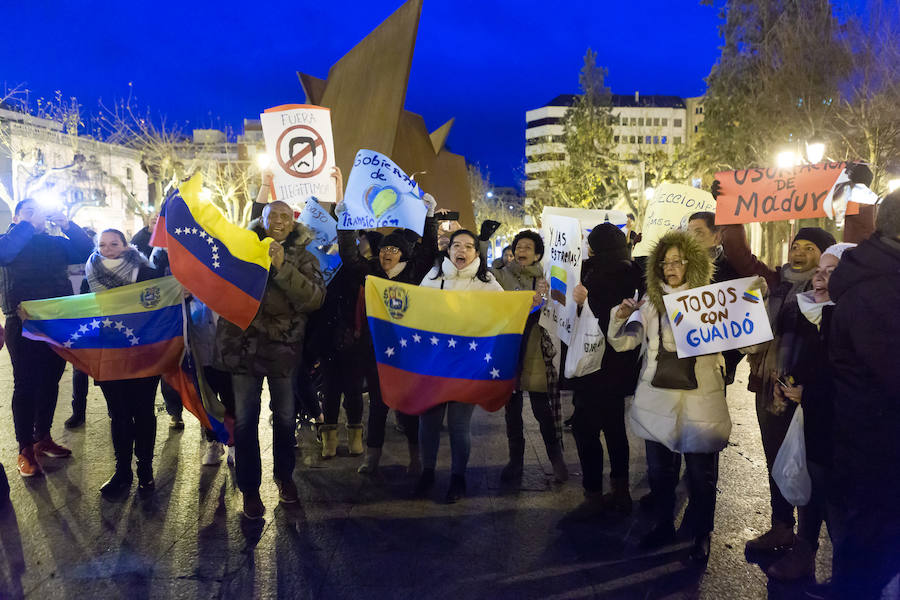 Alrededor de un centenar de venezolanos se concentraron el miércoles por la tarde «en favor de la democracia». El acto, organizado por Alma Venezuela y apoyado por Avelar, respondía a la convocatoria mundial de apoyo al diputado Juan Guaidó, nuevo líder de la oposición al «usurpador» Nicolás Maduro, denuncian