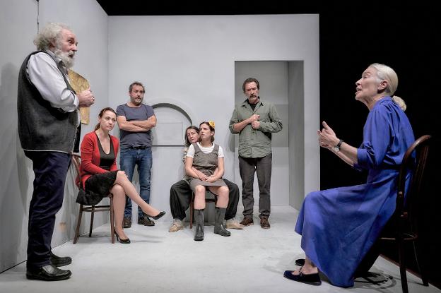 Los siete personajes de 'Espía a una mujer que se mata' en escena. 