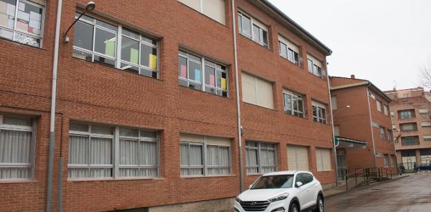 Edificio escolar, en la carretera de Gallinero, cuya ampliación se va a solicitar de nuevo. :: 